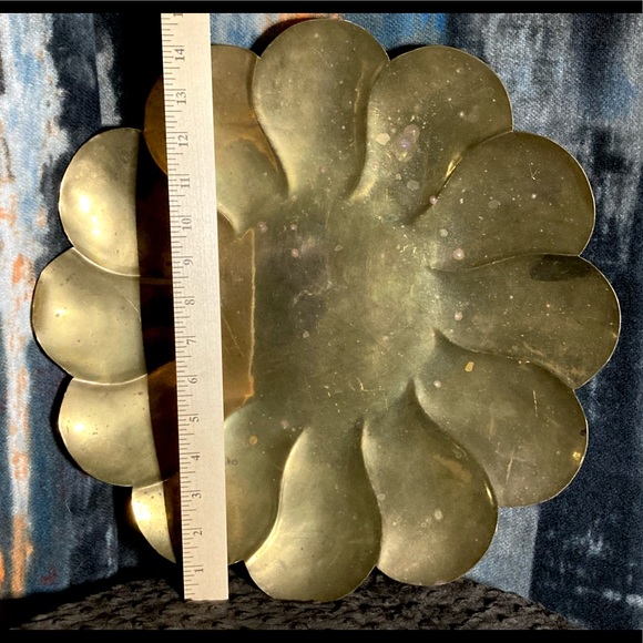 Large Vintage Brass Flower Shaped Charger | Tray Platter | Antiqued Patina - Picture 2 of 12
